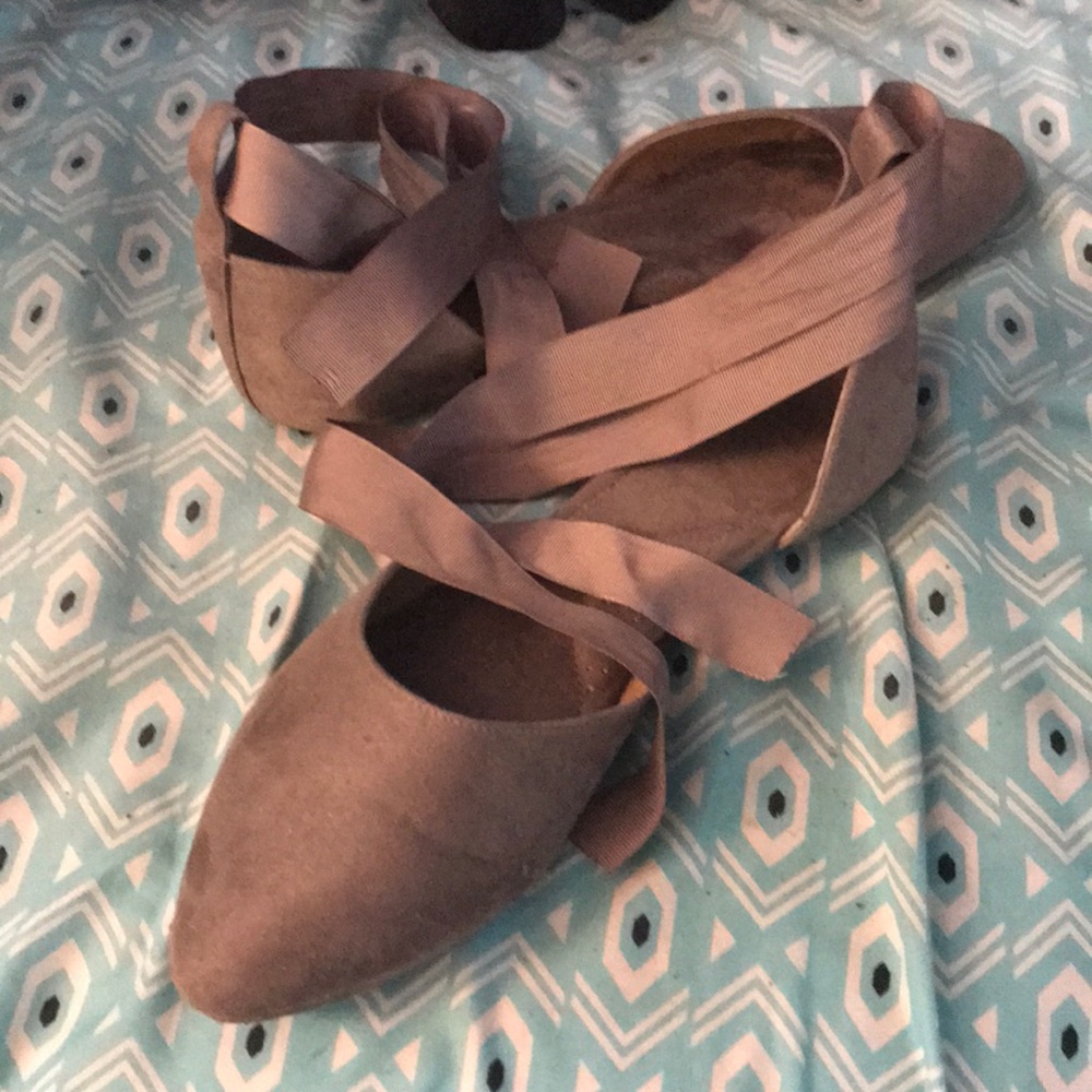 Tan flat tie up dress shoes